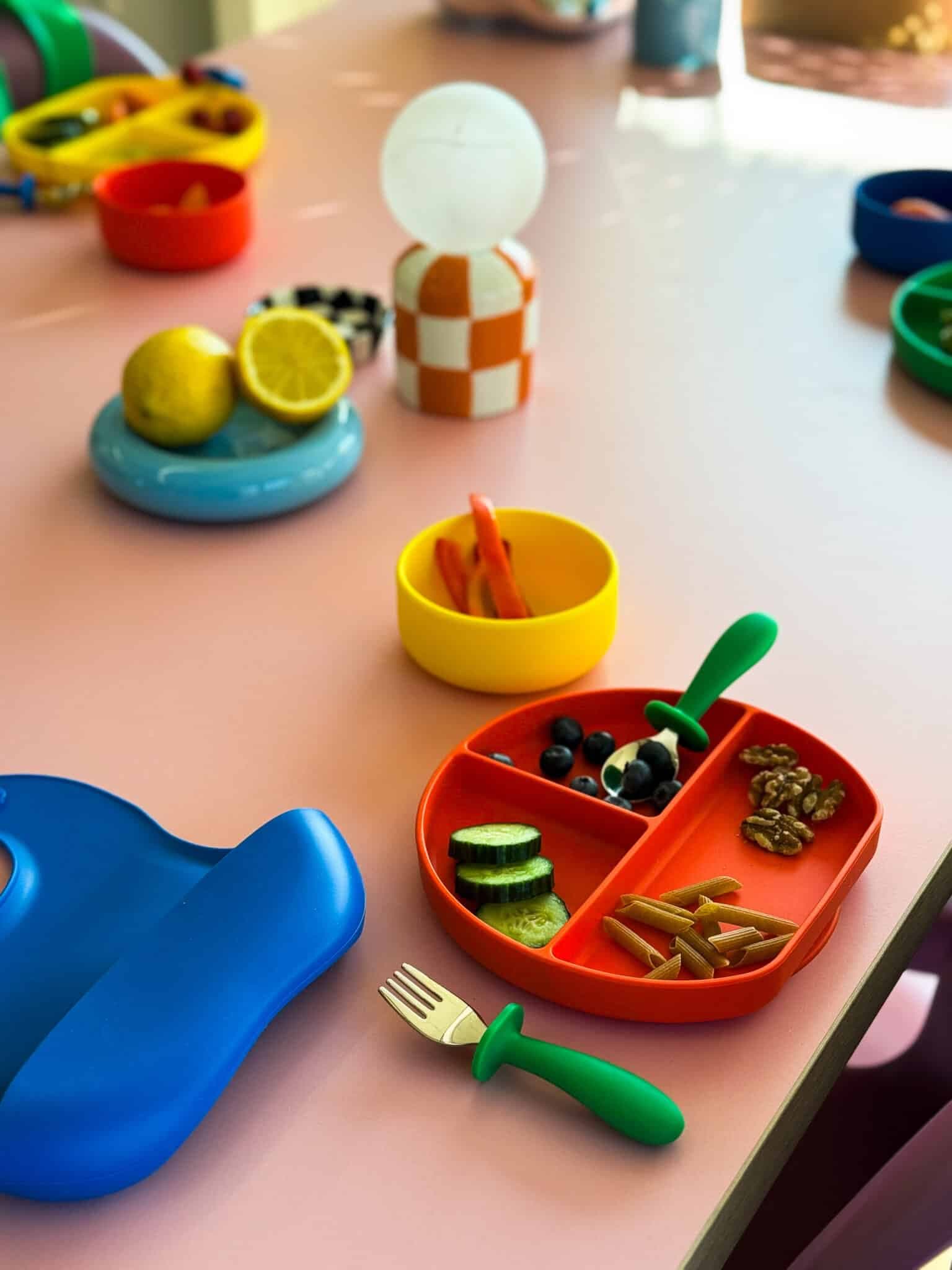 Tress Tableware / Rumopdelt tallerken med sugekop / orange — billede 5