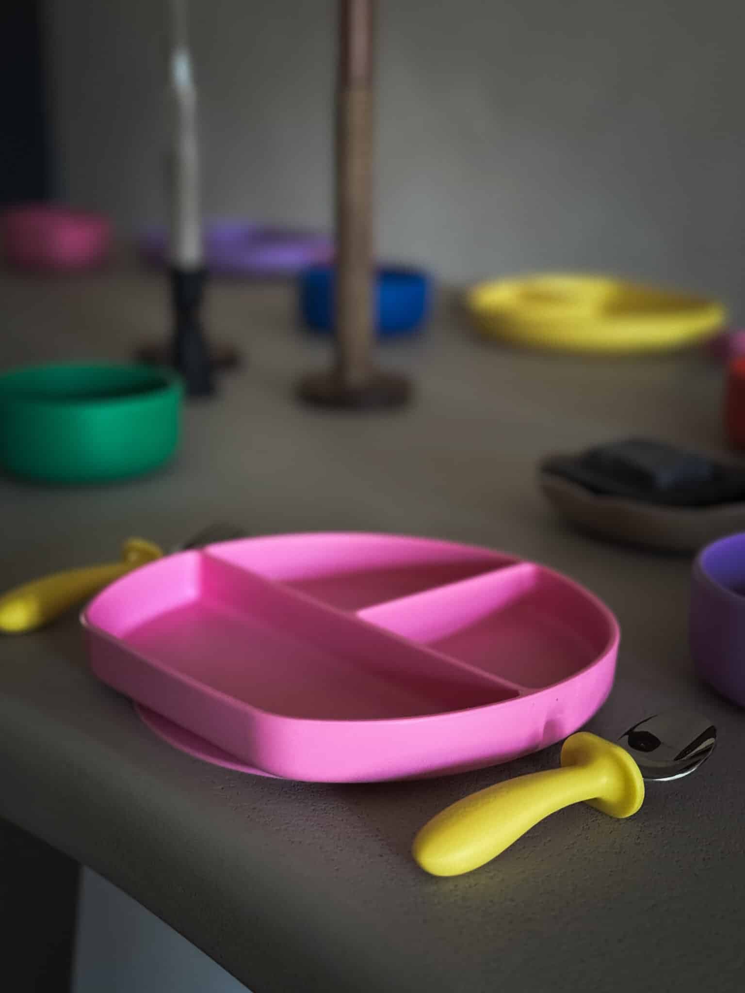 Tress Tableware / Rumopdelt tallerken med sugekop / pink — billede 2