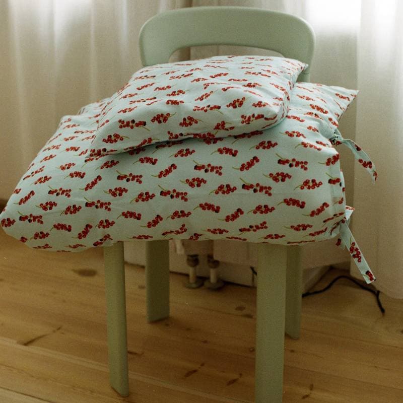Son Rabbits / Little red currants/blue sky sengetøj — billede 2
