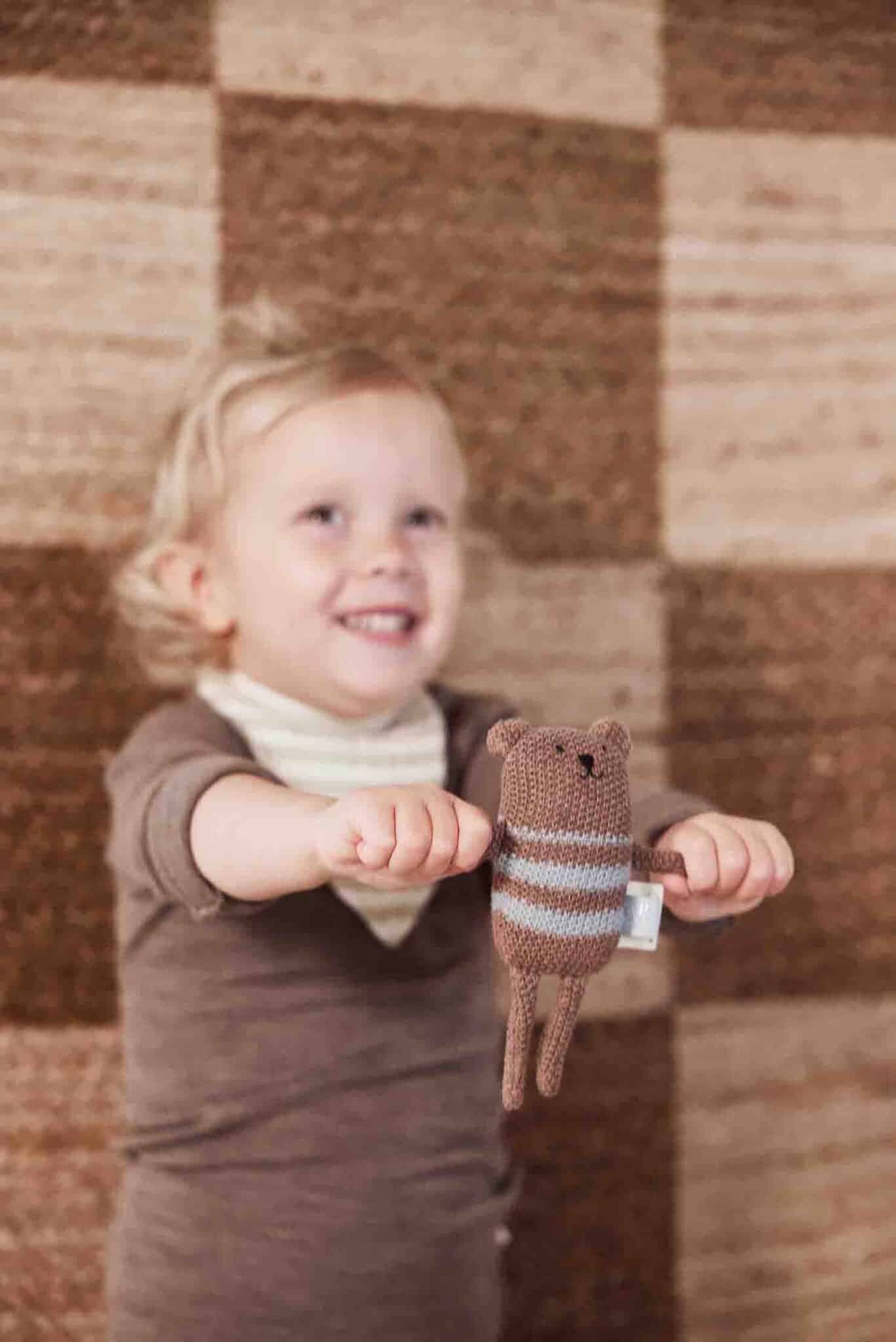 OYOY MINI / Strikket rangle / Bella bjørn — billede 2